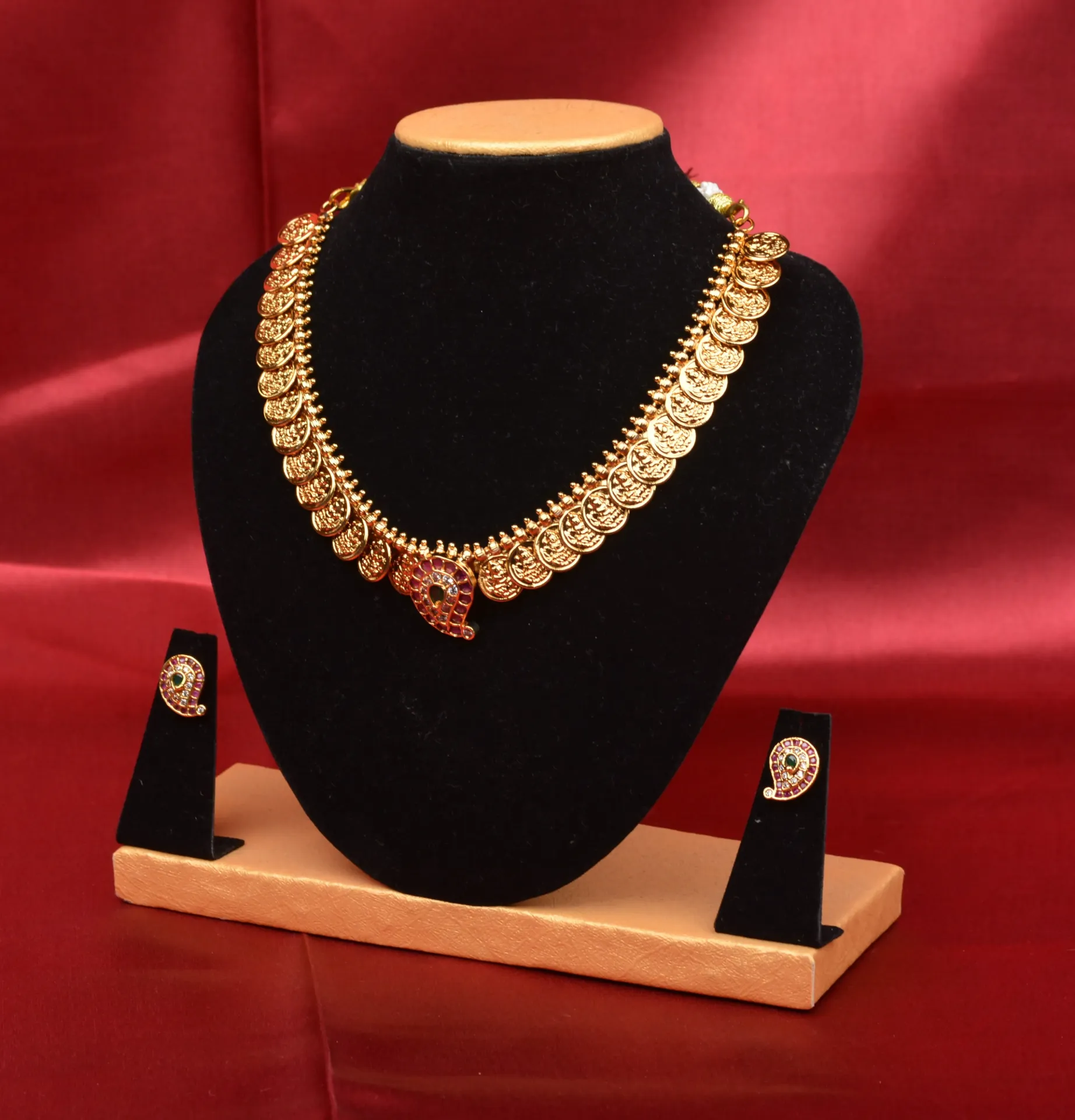 Neck Set with Studs
