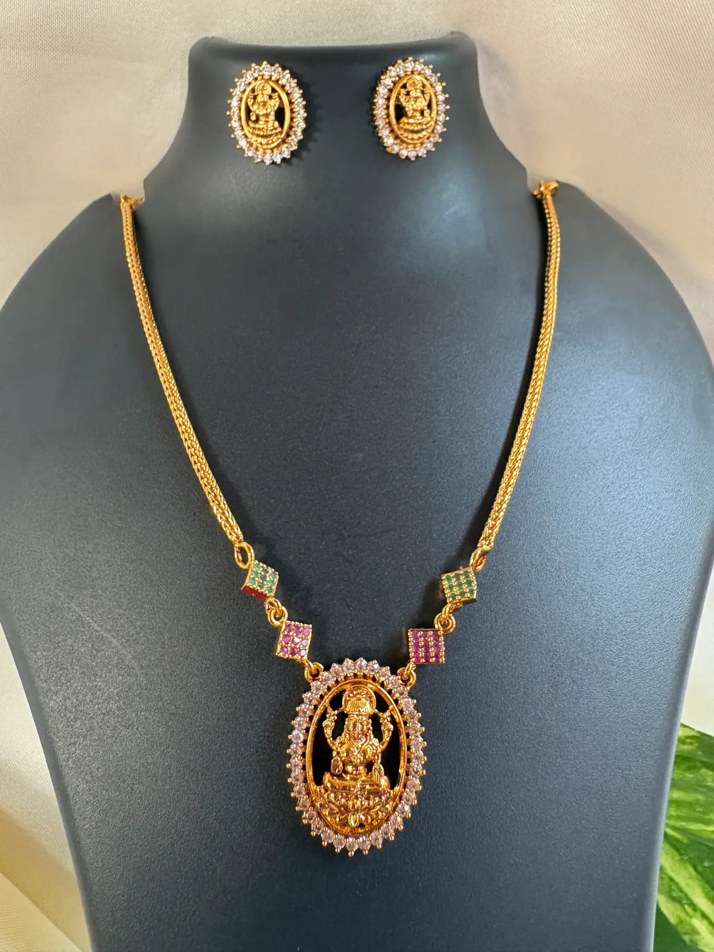Neck Set with Studs