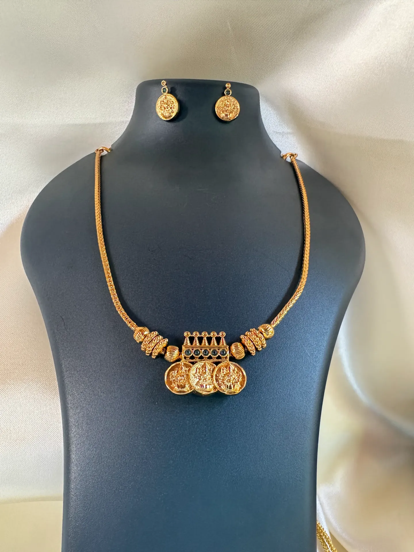 Neck Set with Studs (Green)